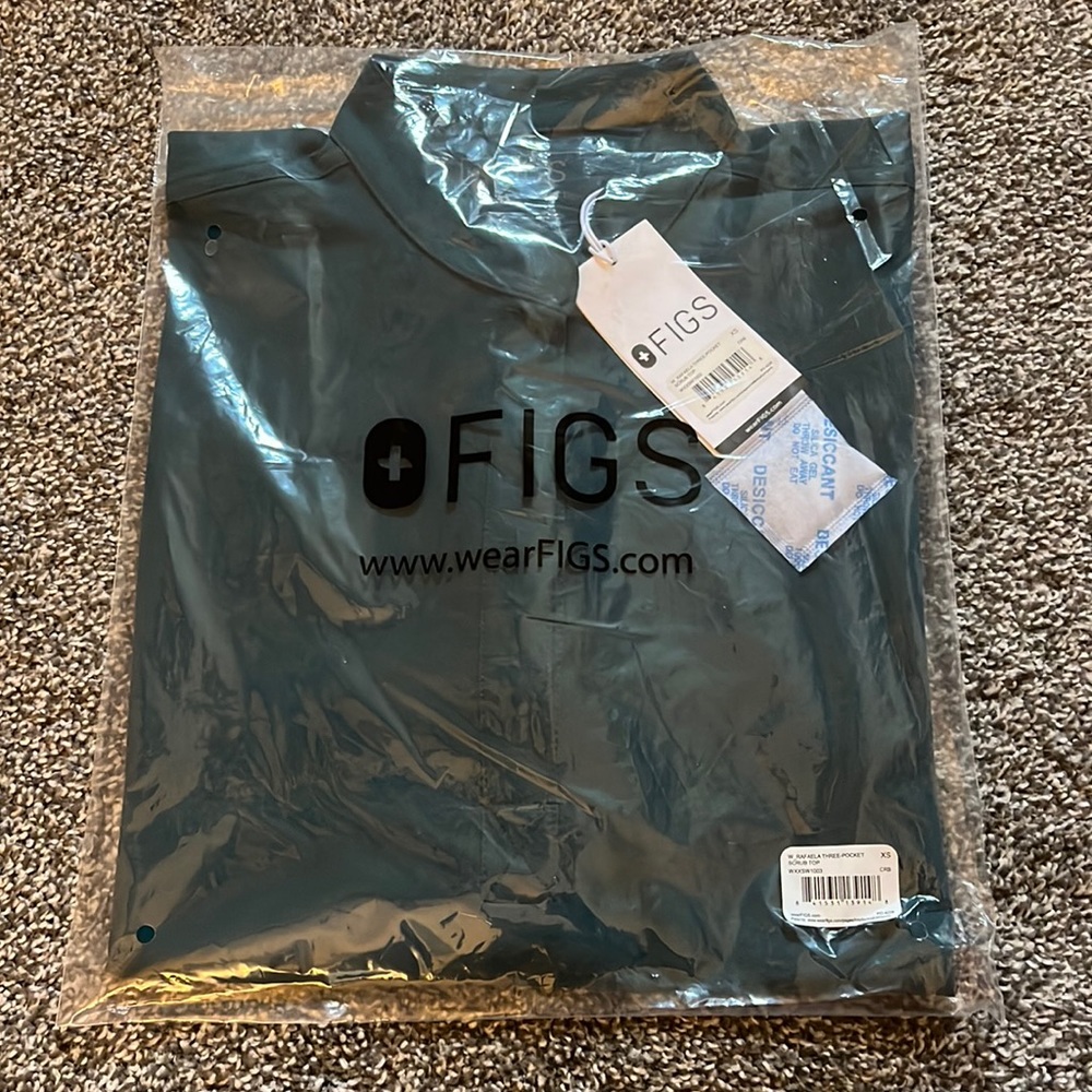 never worn caribbean blue figs oversized scrub top!!